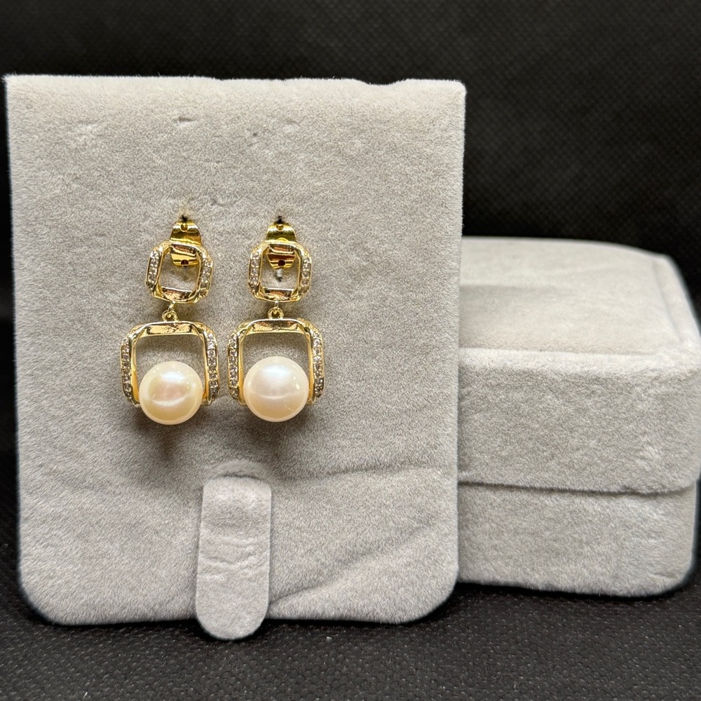 Elegant Gold and Pearl Drop Earrings